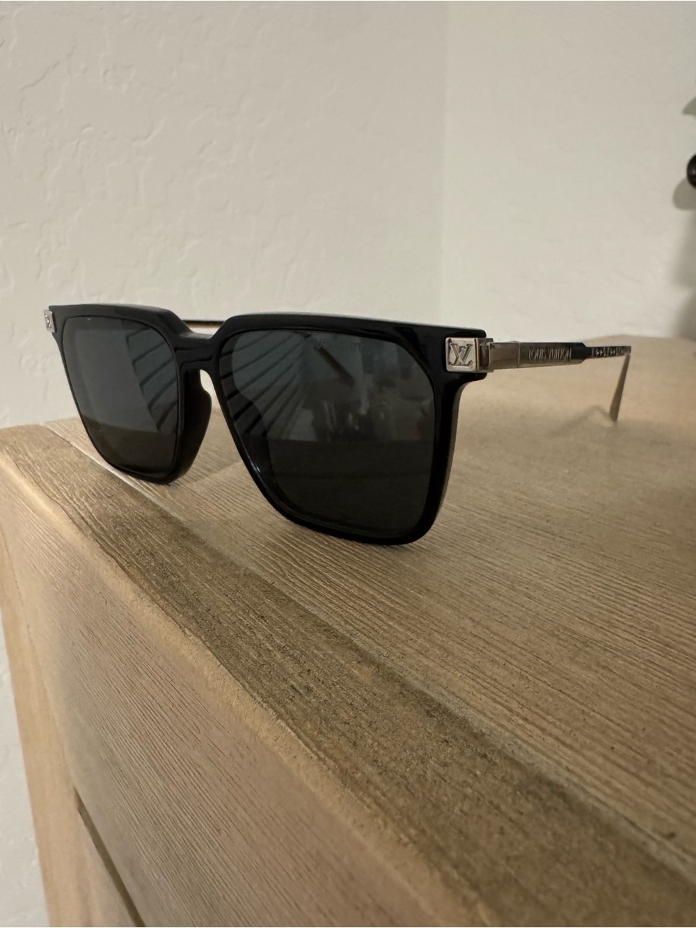 Pre-loved Louis Vuitton LV Rise Square Sunglasses with only small signs of wear!